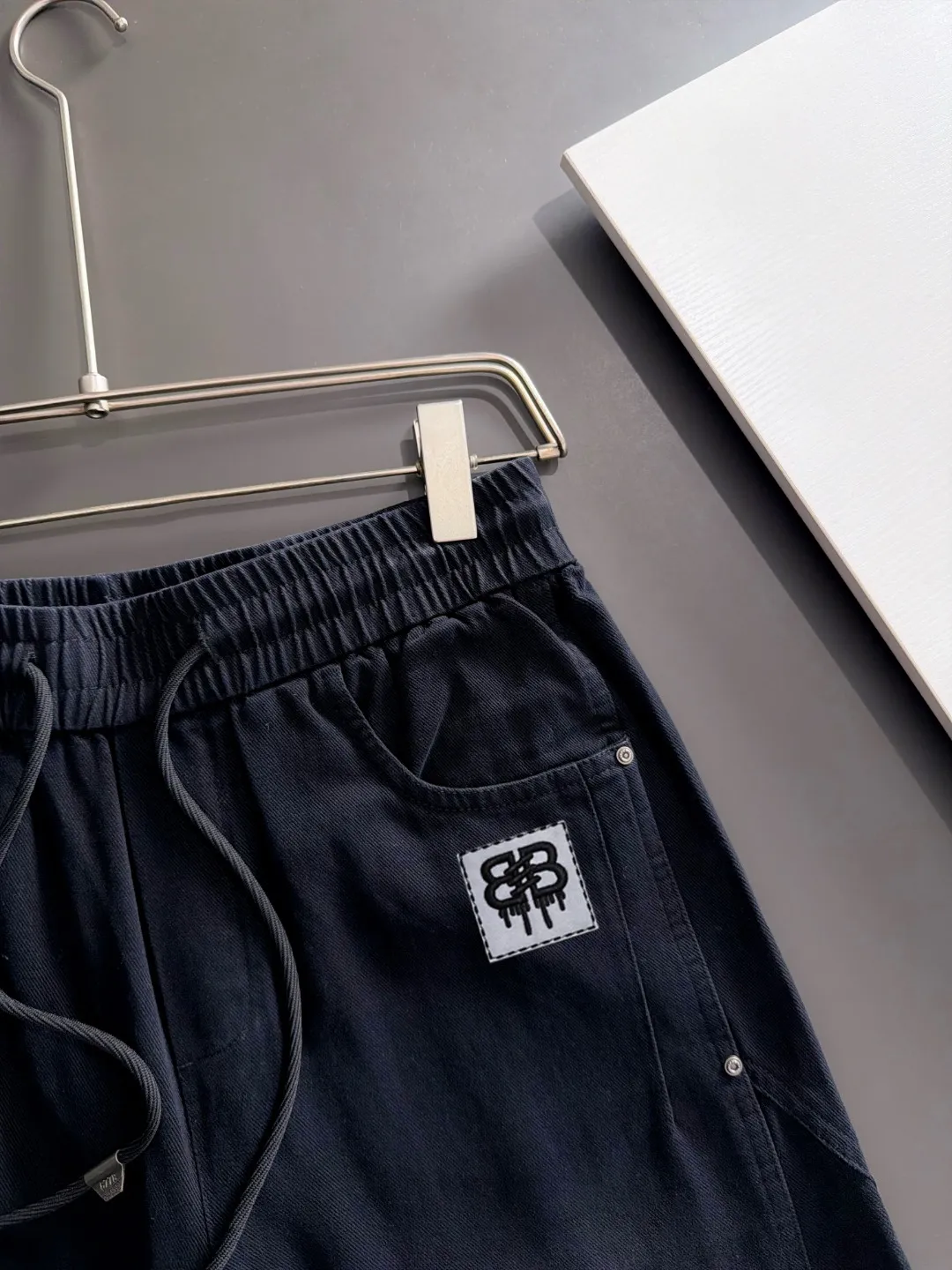The next day we shipped the P195 Balenciaga High Quality New Arrival Elastic Casual Pants Fall/Winter 2026. The custom-made fabric at the counter has a high degree of comfort, impeccable details, and the design concept of the brand elements reflects high quality. The hand feels delicate and soft! Casual cuts and awesome upper body! Sizes: S-3XL
